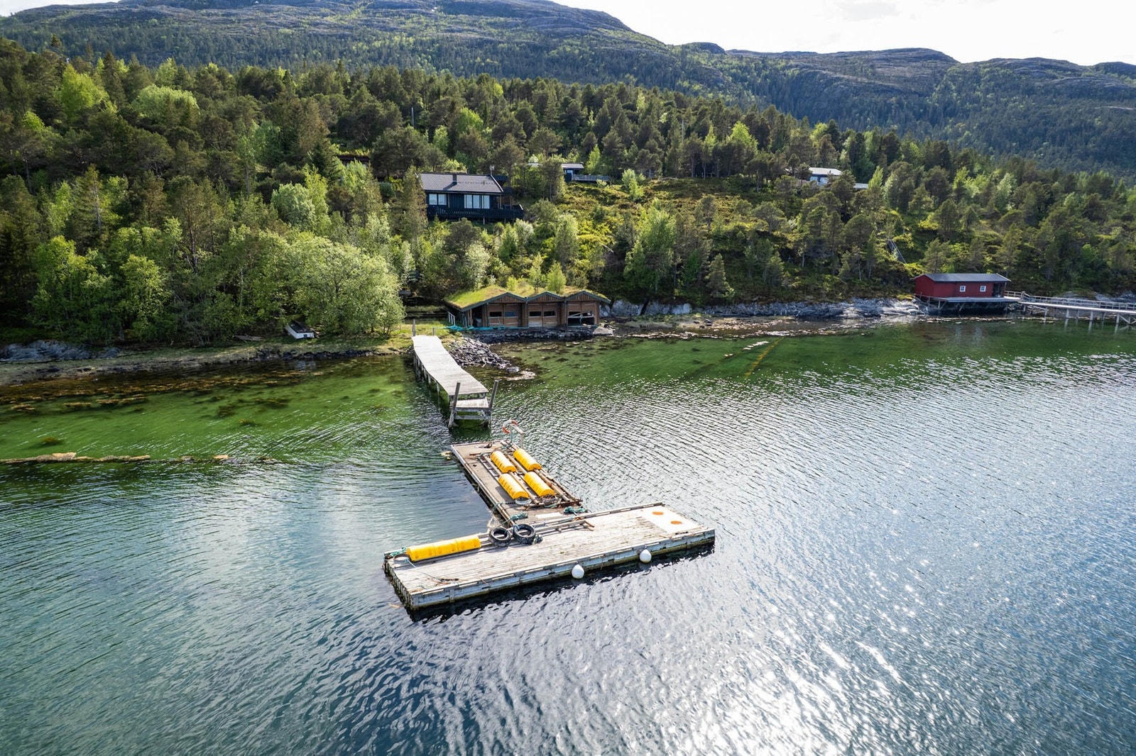 Hytta har eierandel i både brygge og naust. Skjærgårdsjeep på 19 fot med 50HK 4-takt motor og båthenger kan medfølge. Galleribilde