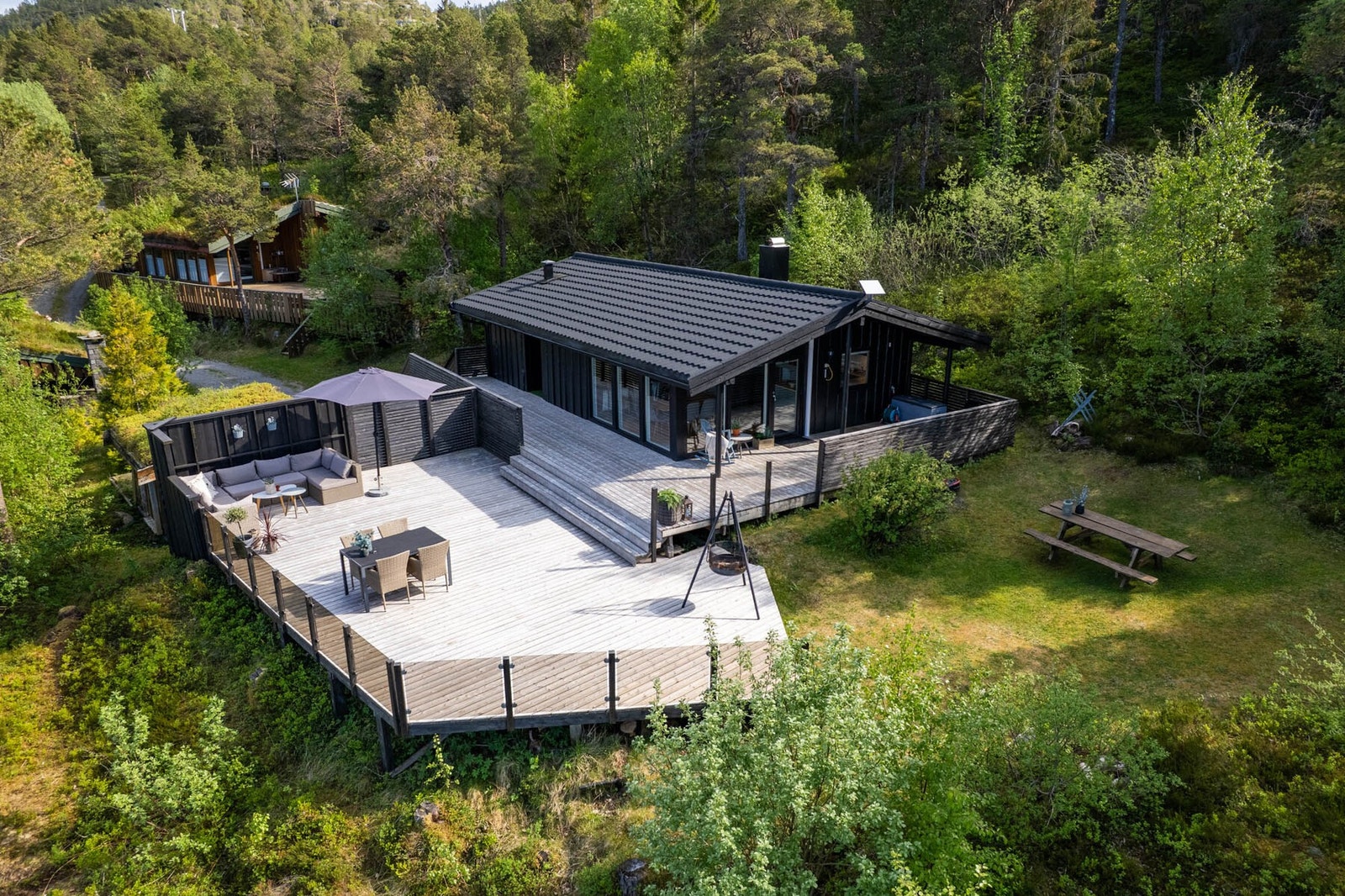 Stor og velholdt terrasse med god plass til utemøbler i flere soner. Galleribilde