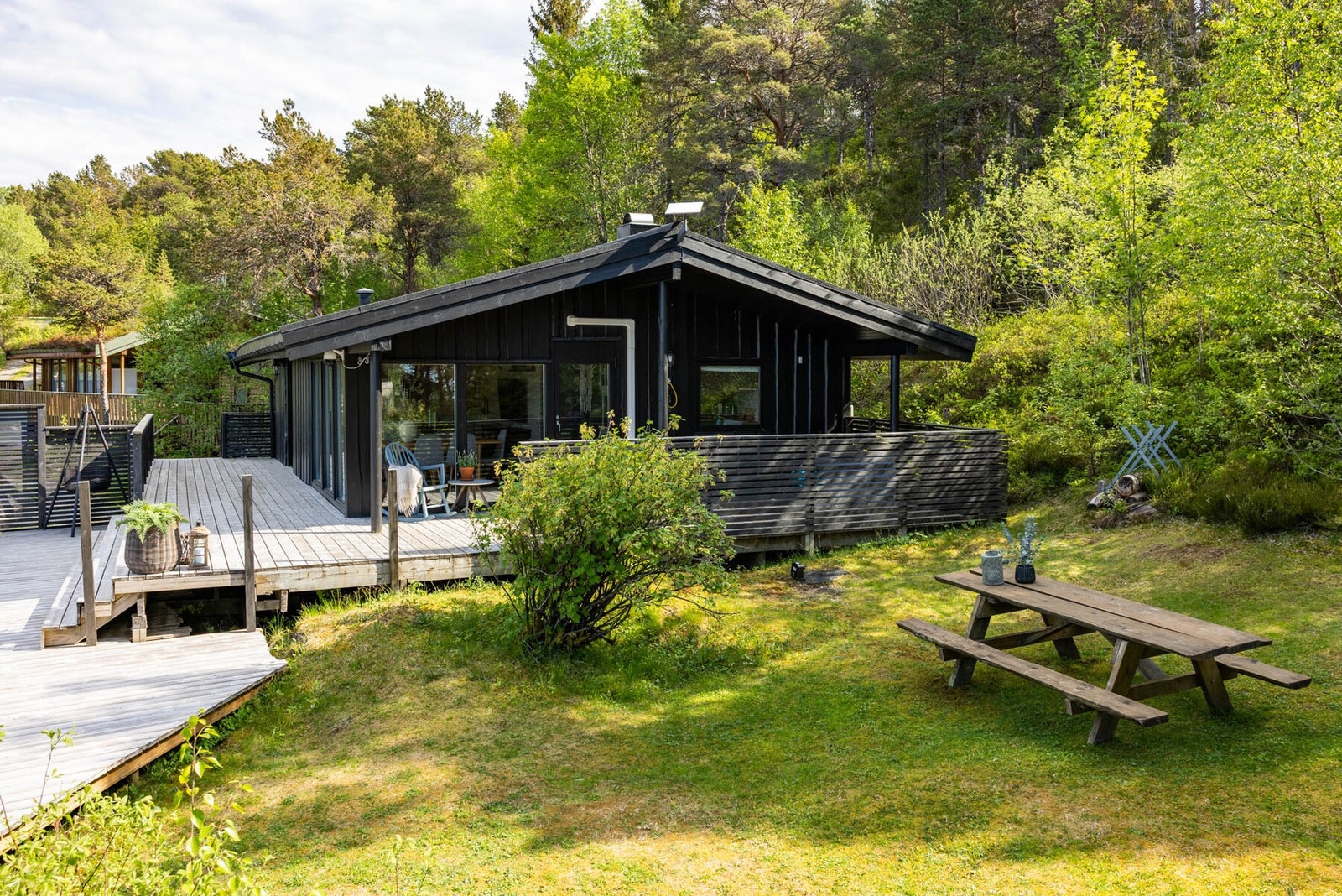 Det er uttak for lading av f. eks elbil på nødlader (15A). Galleribilde