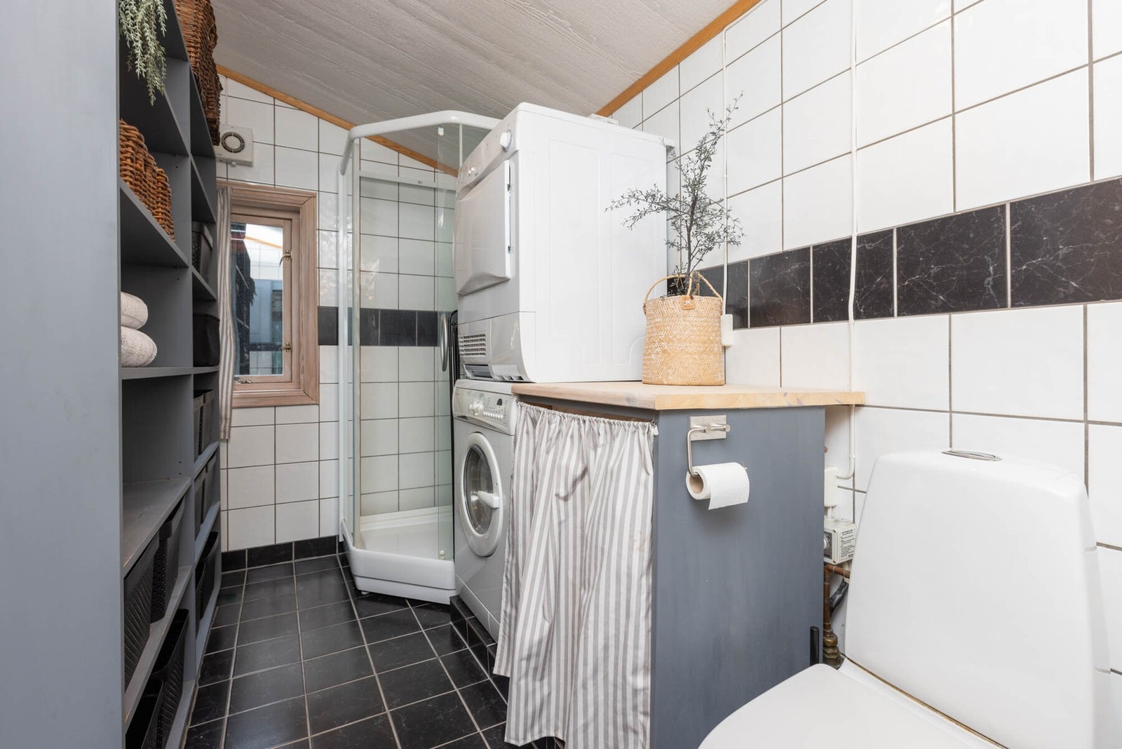 Badet har innredning med servant, dusj, toalett og opplegg for vaskemaskin. Galleribilde