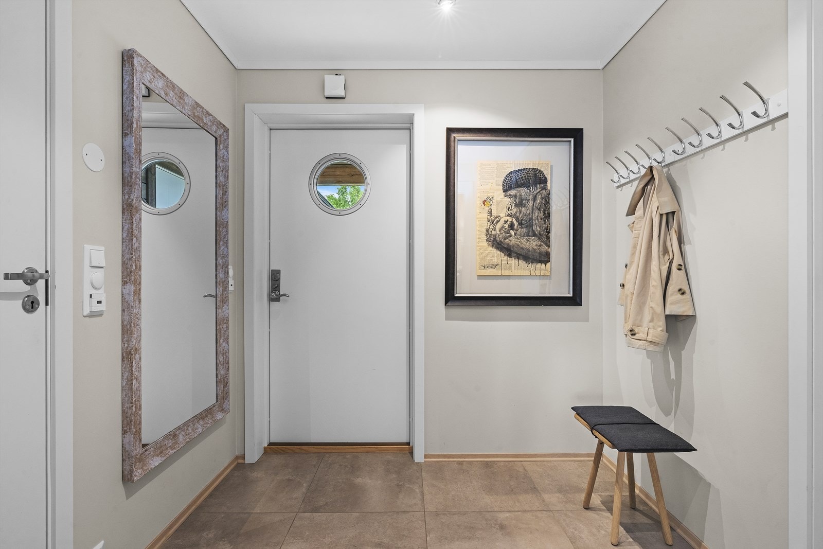 Fra romslig entrè er det inngang til innbydende stue og spisestue med åpen løsning til kjøkken, samt 2 soverom og bad Galleribilde