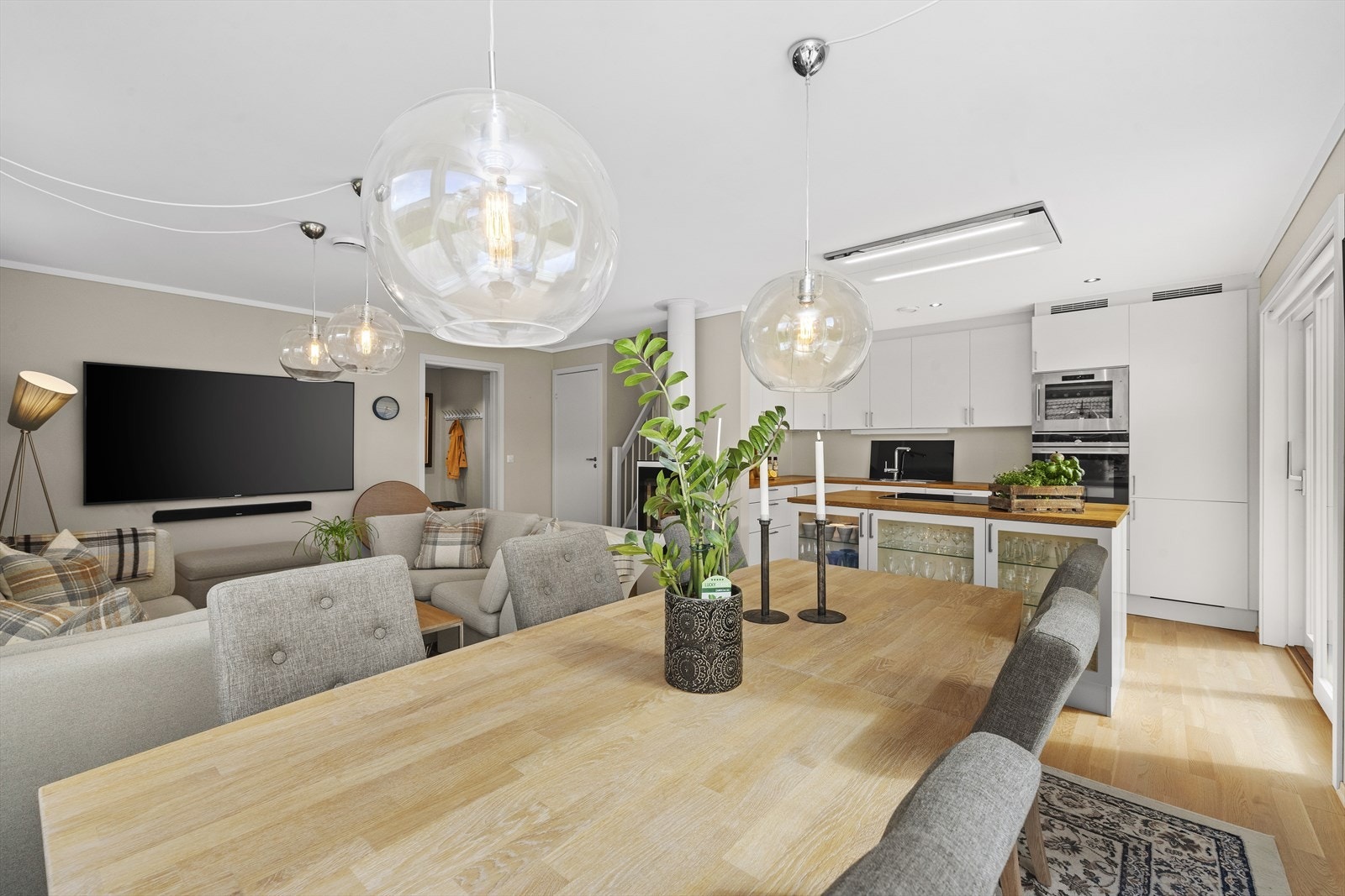Spisestuen ligger i tilknytning til kjøkken og det er god plass til langbord Galleribilde