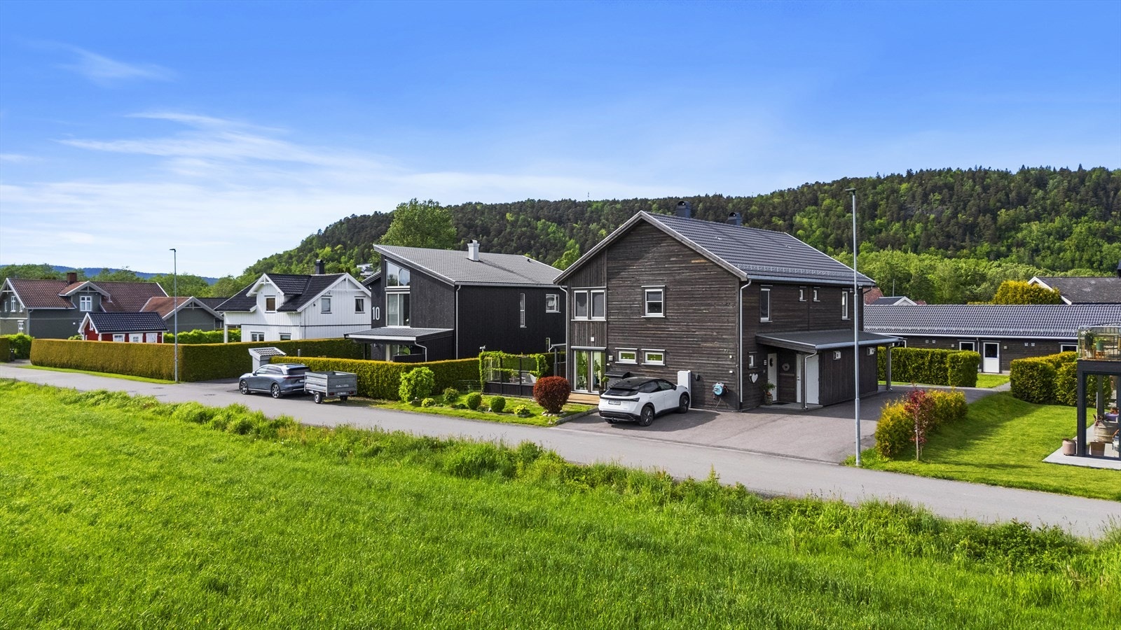 Med en sentral men likevel landlig beliggenhet på Hovenga, ligger Slottsbruenga borettslag-et trivelig og nyere borettslag fra 2016 Galleribilde