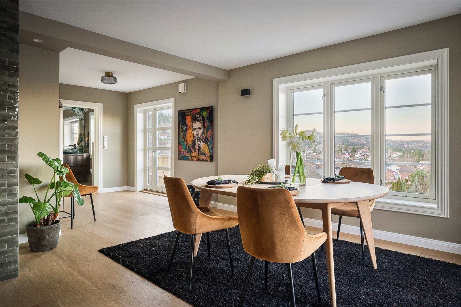 Lekker en-stavs parkettgulv. Det er lagt varmefolie i alle gulver med 3 soner med unntak av soverom, og varmekabler på vaskerom og bad i hovedetasjen. Galleribilde