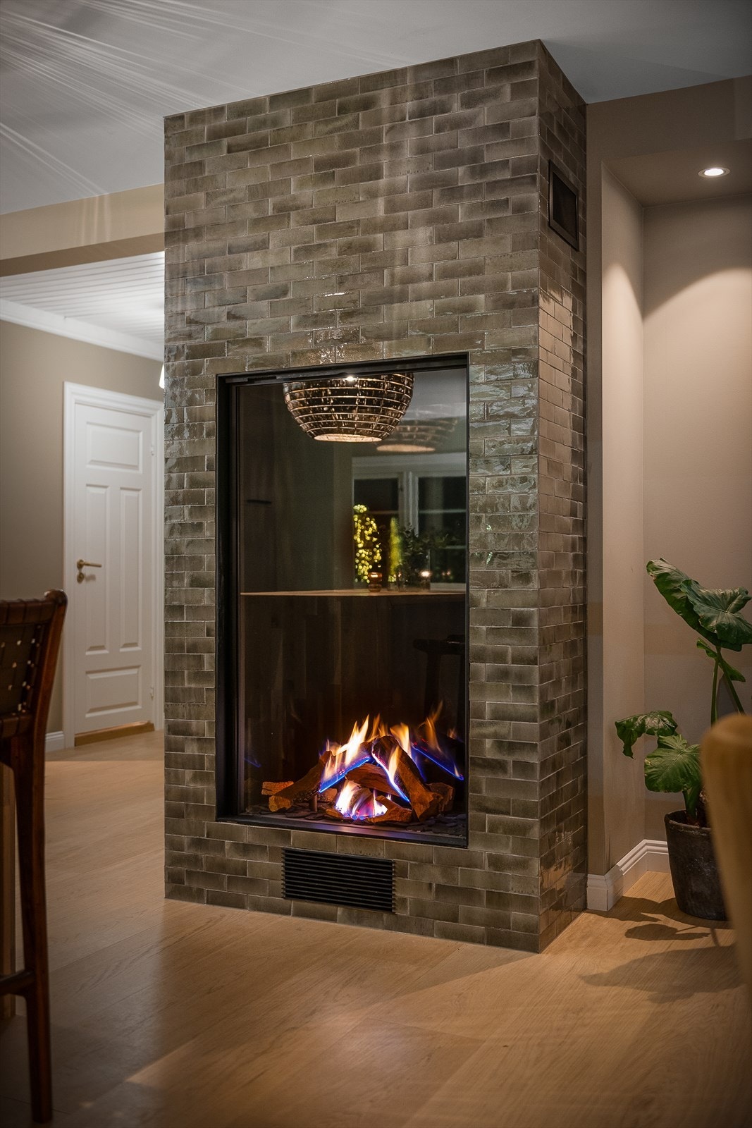 Selve smykket i rommet er en elegant gasspeis med stort glassfelt innrammet av delikate fliser. Galleribilde