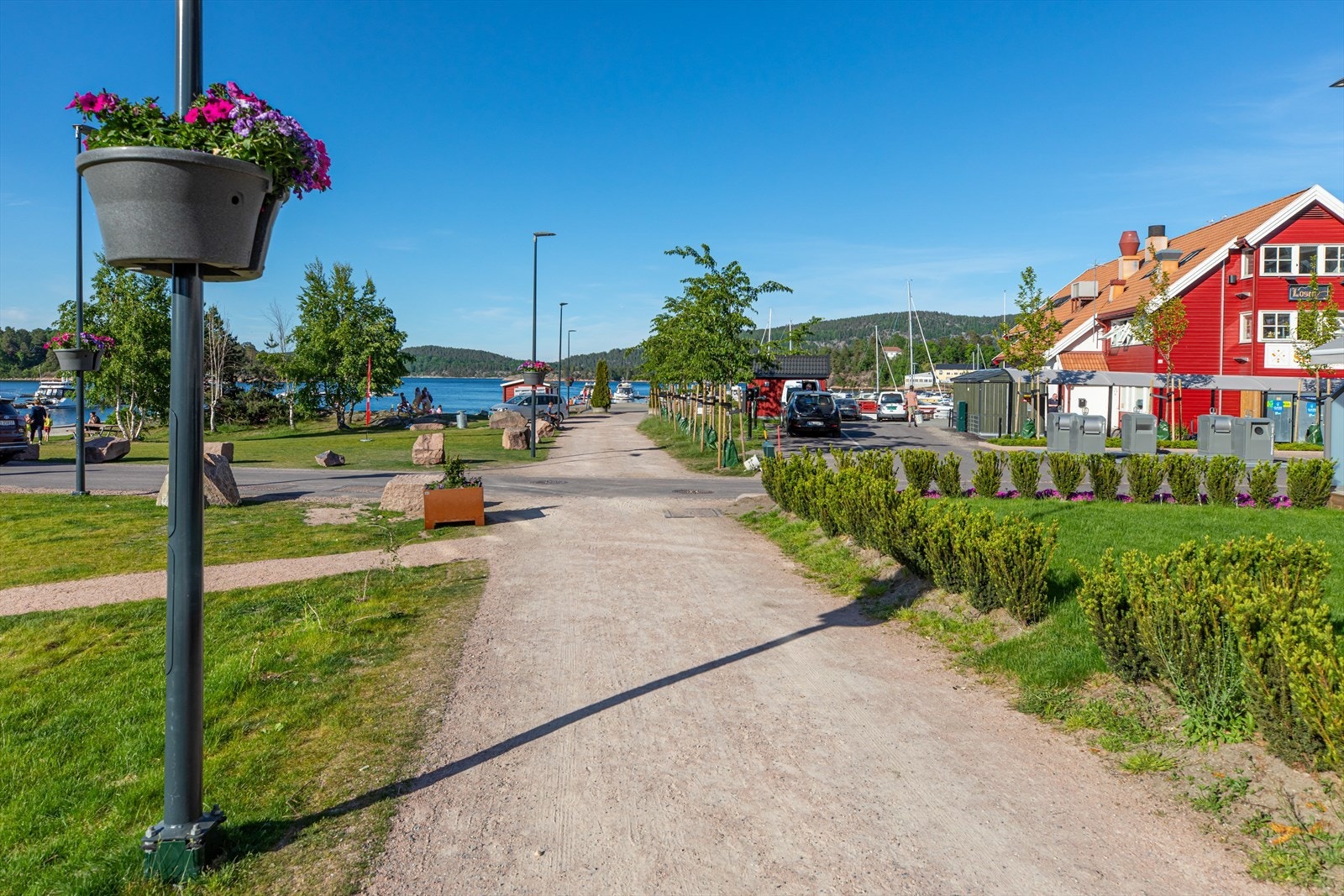 Kollektivtilbudet i området består av buss. Nærmeste holdeplass er Grytnes som ligger ca. 400 meter unna boligen. Galleribilde