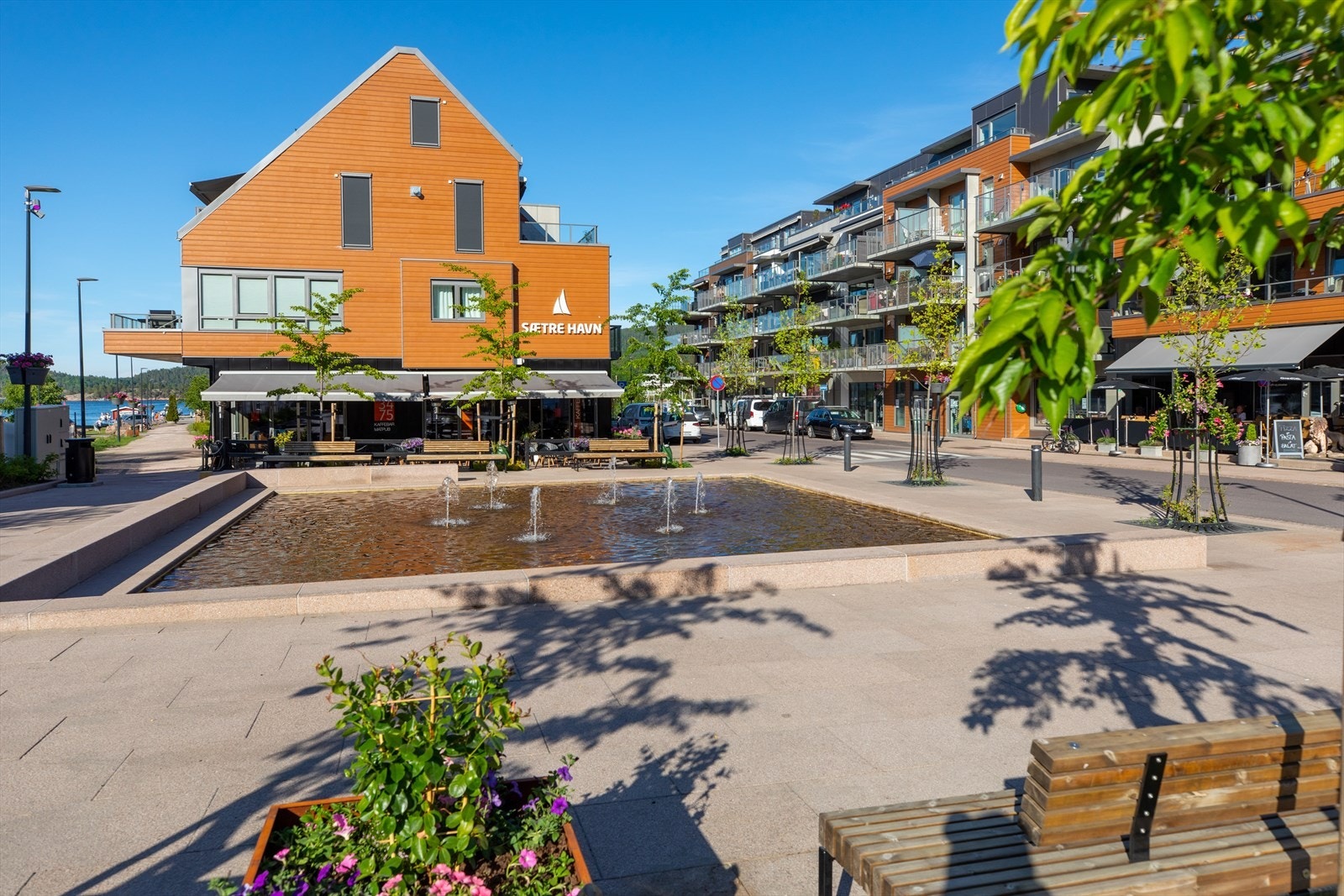 Et idyllisk sentrum med et godt utvalg av servicetilbud, vinmonopol og restauranter/cafeer. Galleribilde