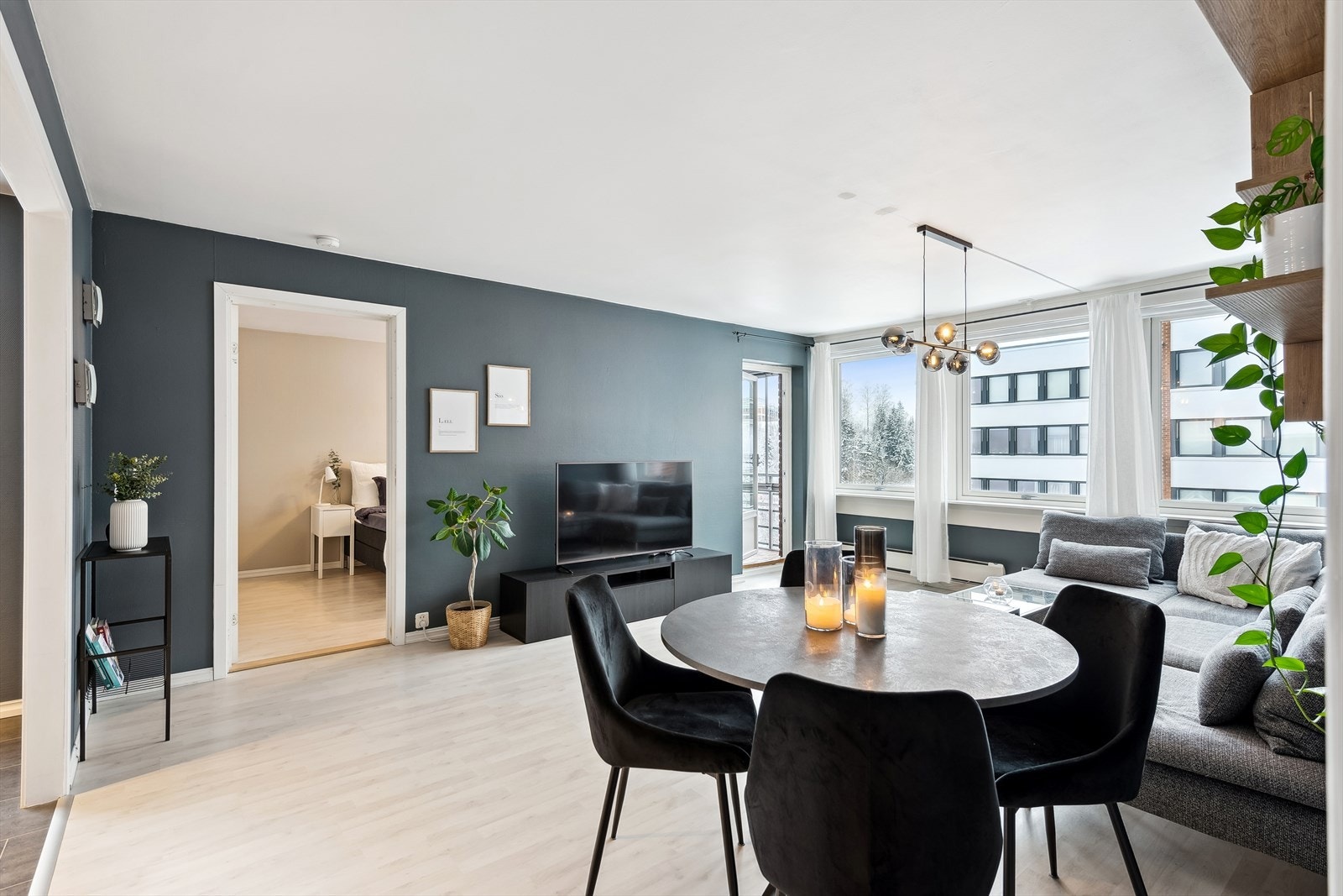 Romslig stue med mye naturlig lys. Galleribilde