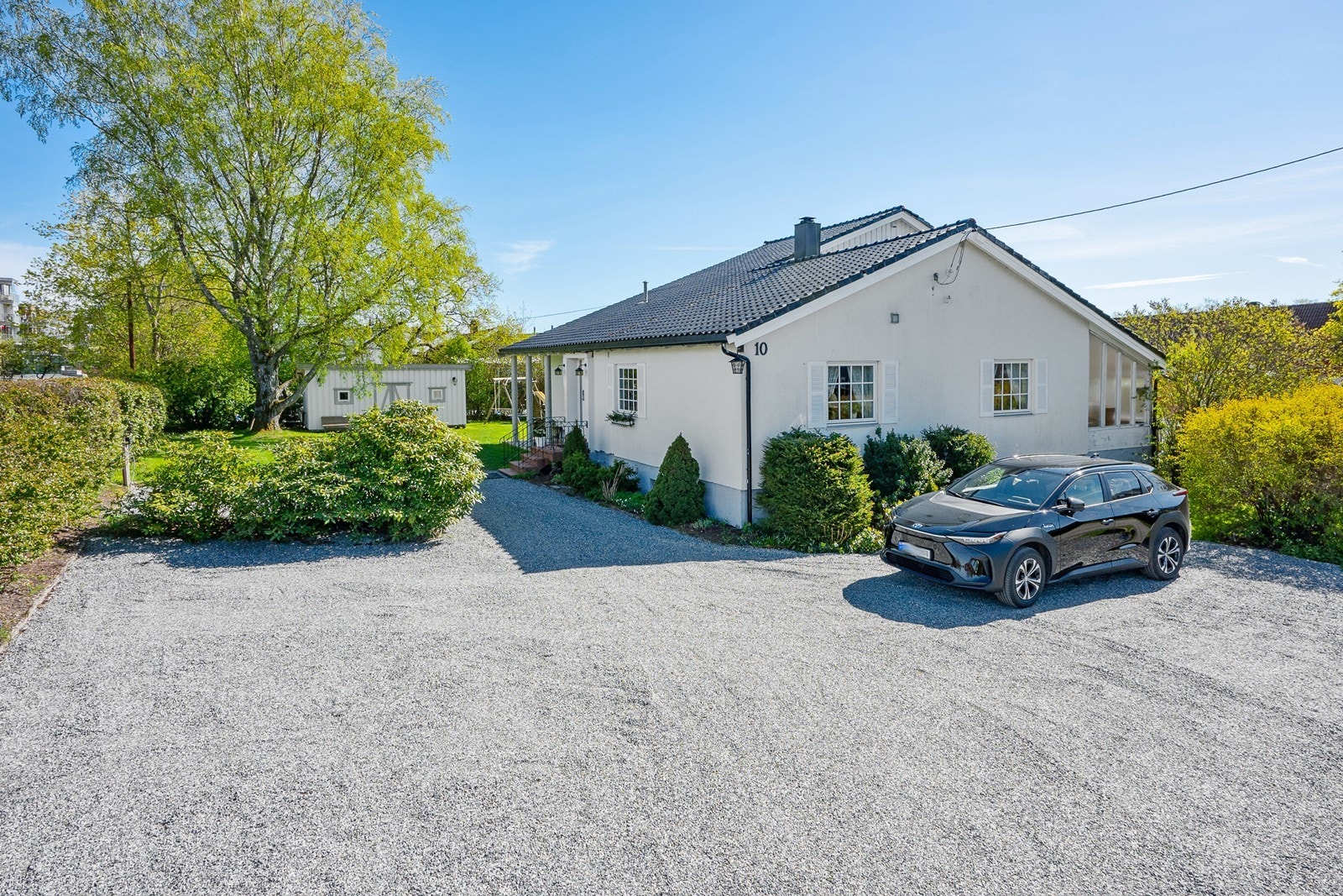 Boligen har en svært god planløsning med 5-6 soverom, flere bad og rikelig med lagringsplass i både boder og verksted Galleribilde