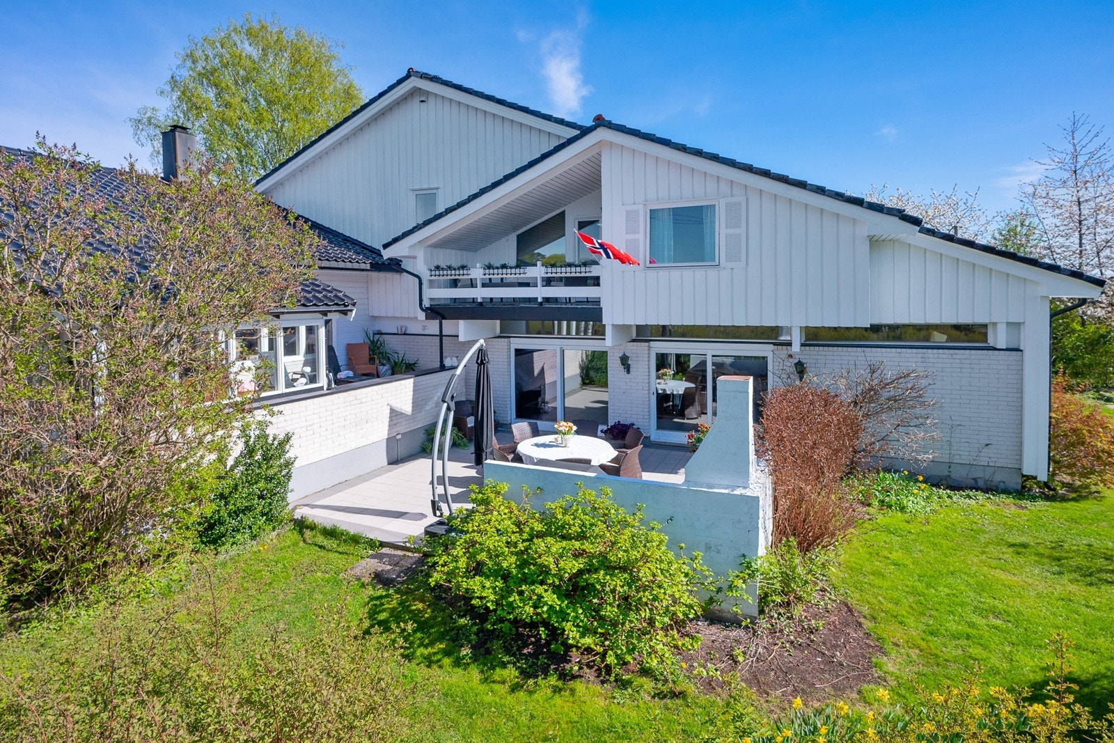 Fin planløsning over fire halvplan og deilige uteområder gir god plass til hele familien og litt til! Galleribilde