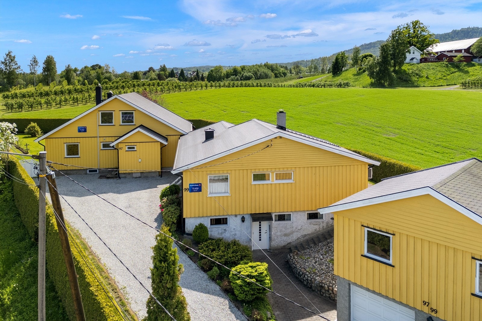 Boligen ligger sammenkoblet med nabo via hushjørne og fremstår som enebolig med egne yttervegger. Galleribilde