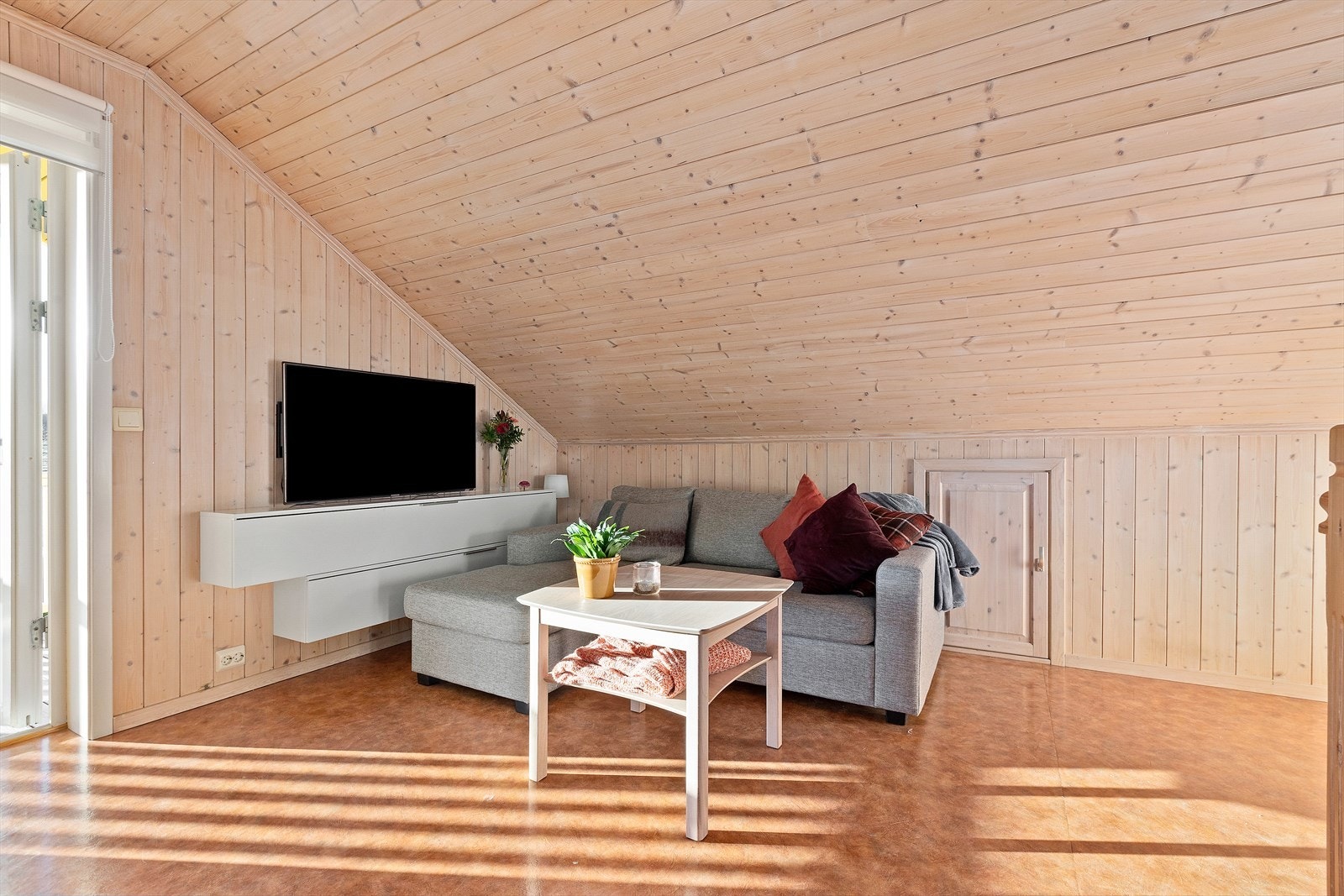 I tillegg til stuen nede har boligen en loftstue med utgang til en overbygget balkong - et perfekt rom for barna eller som ekstra TV-stue. Galleribilde