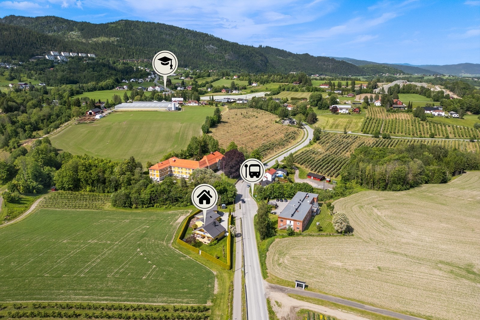 Det er kun ca. 700meter gangavstand til barneskole med gangvei helt fra boligen. Eiendommen ligger som sydvendt halvpart tomannsbolig med stor terrasse og planert gressplen omkranset av fin hekk. Fremstår som enebolig Galleribilde
