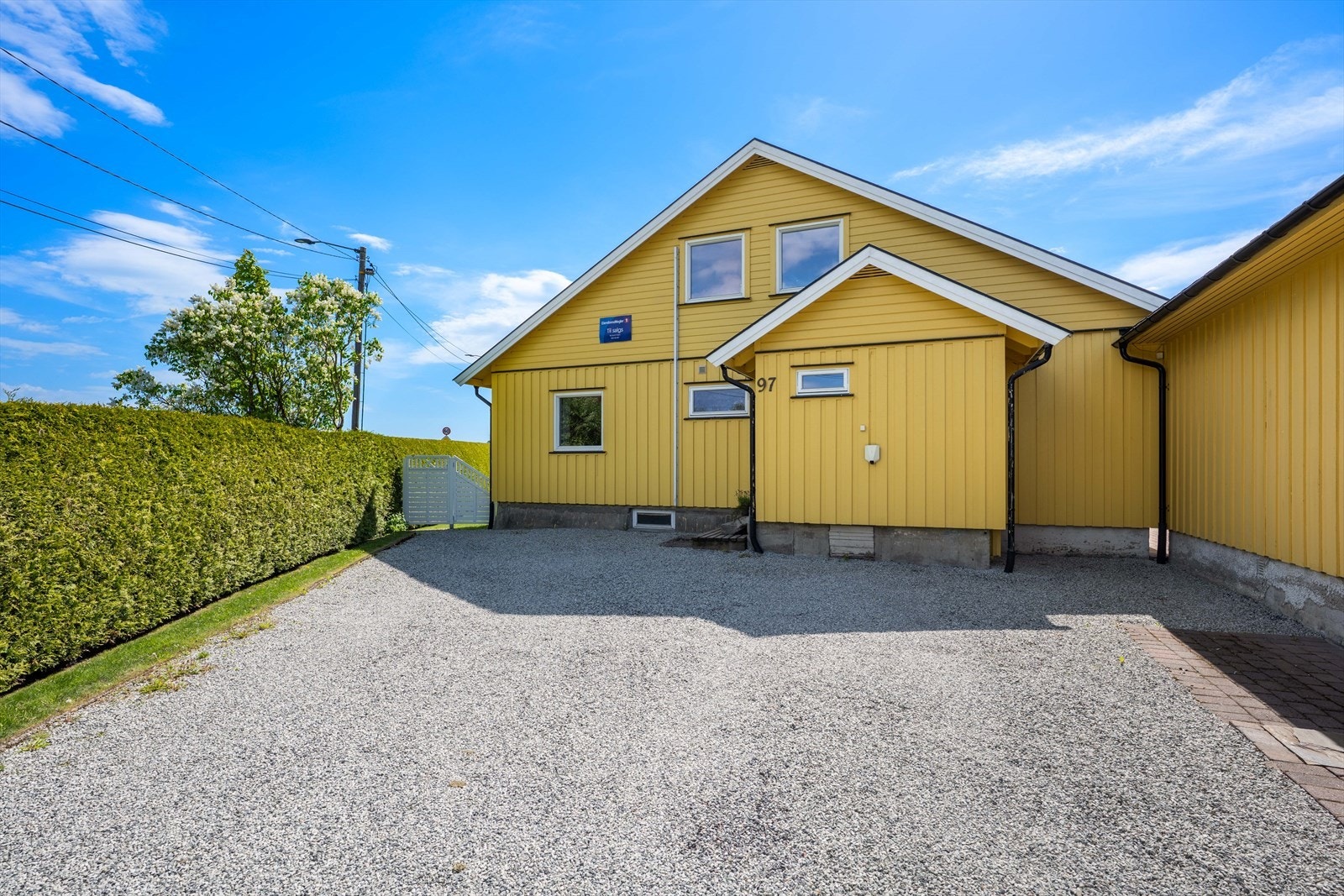 Boligen har parkering i gårdsplass med plass til flere biler. Parkering på parkeringsplassen er etter vedtekter forbeholdt denne boligen alene. El-bil lader er montert og medfølger Galleribilde