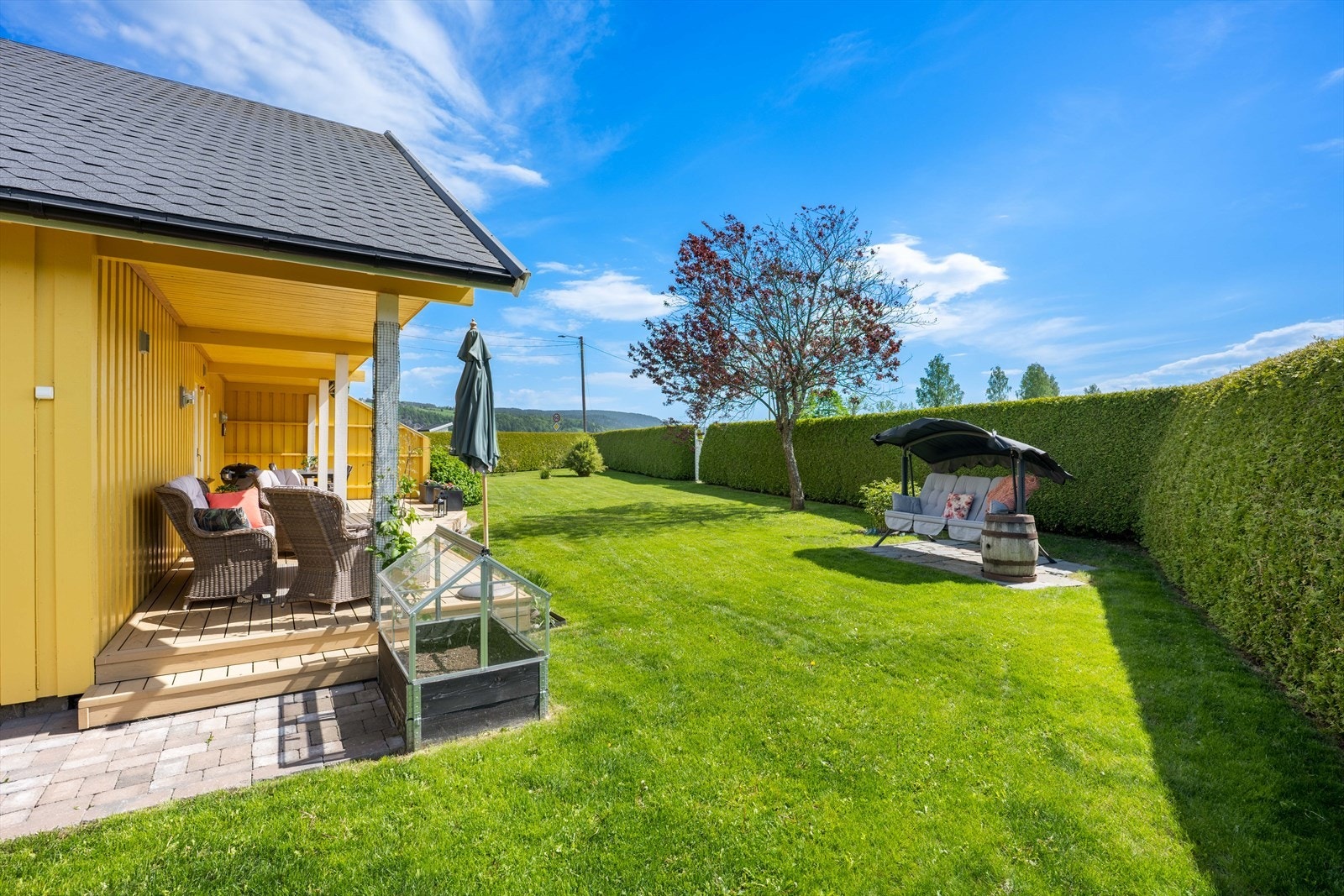 Terrassen er romslig og delvis overbygd. Enkelt vedlikehold med kompositt terrassebord. Galleribilde