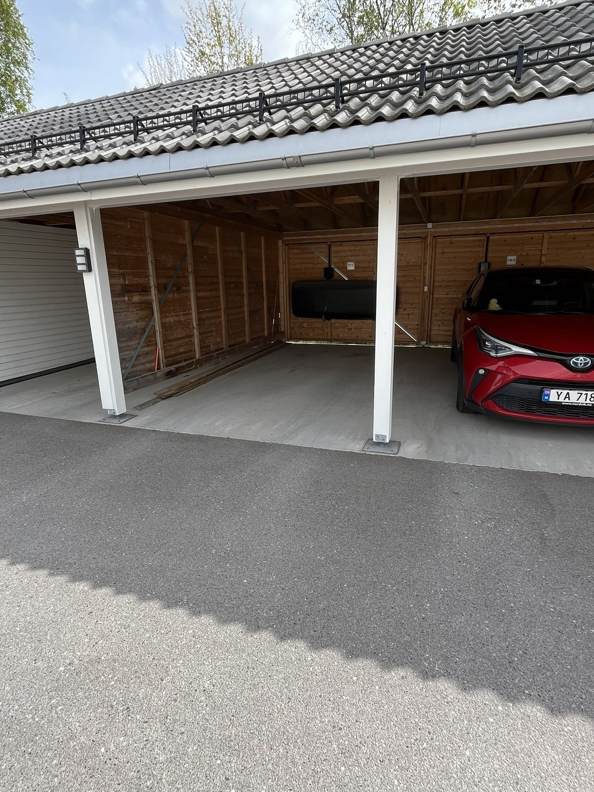 Seksjonen disponerer 1 biloppstillingsplass i carport. Videre har sameiet godt med merkede biloppstillingsplasser for gjester. Galleribilde