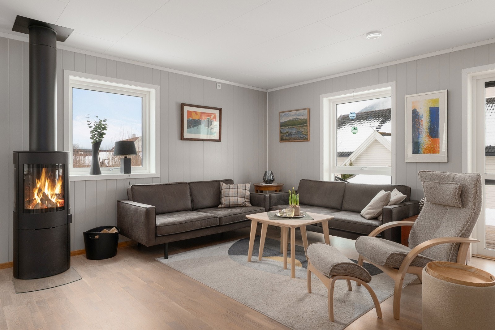 En moderne peisovn gir en trivelig atmosfære på kjølige dager. Galleribilde