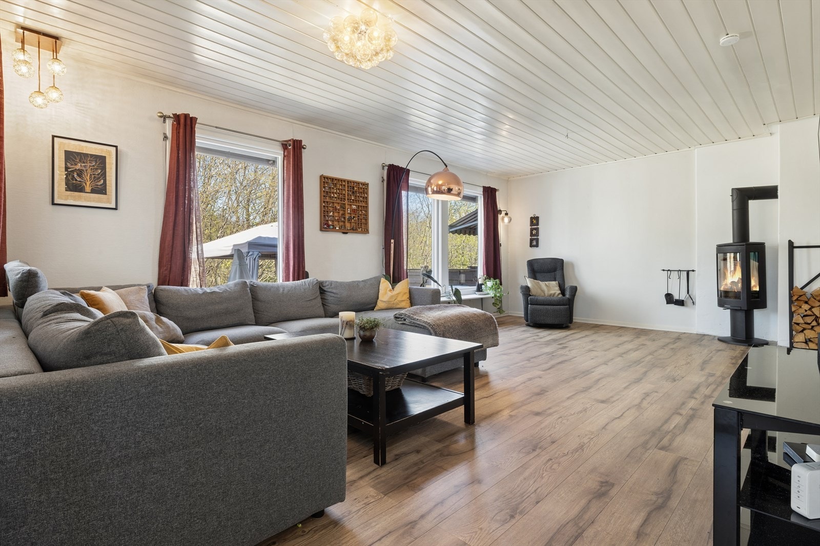Store vindusflater gir godt med naturlig lys. Galleribilde