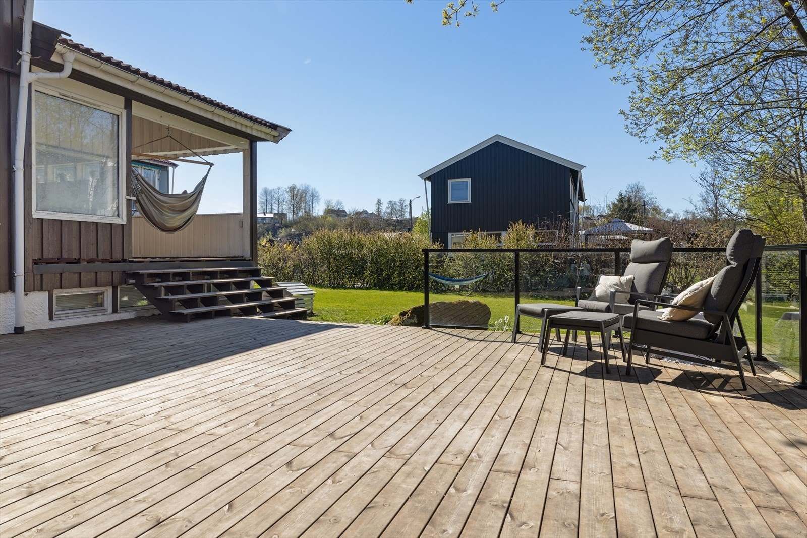 Nyere, solrik terrasse Galleribilde