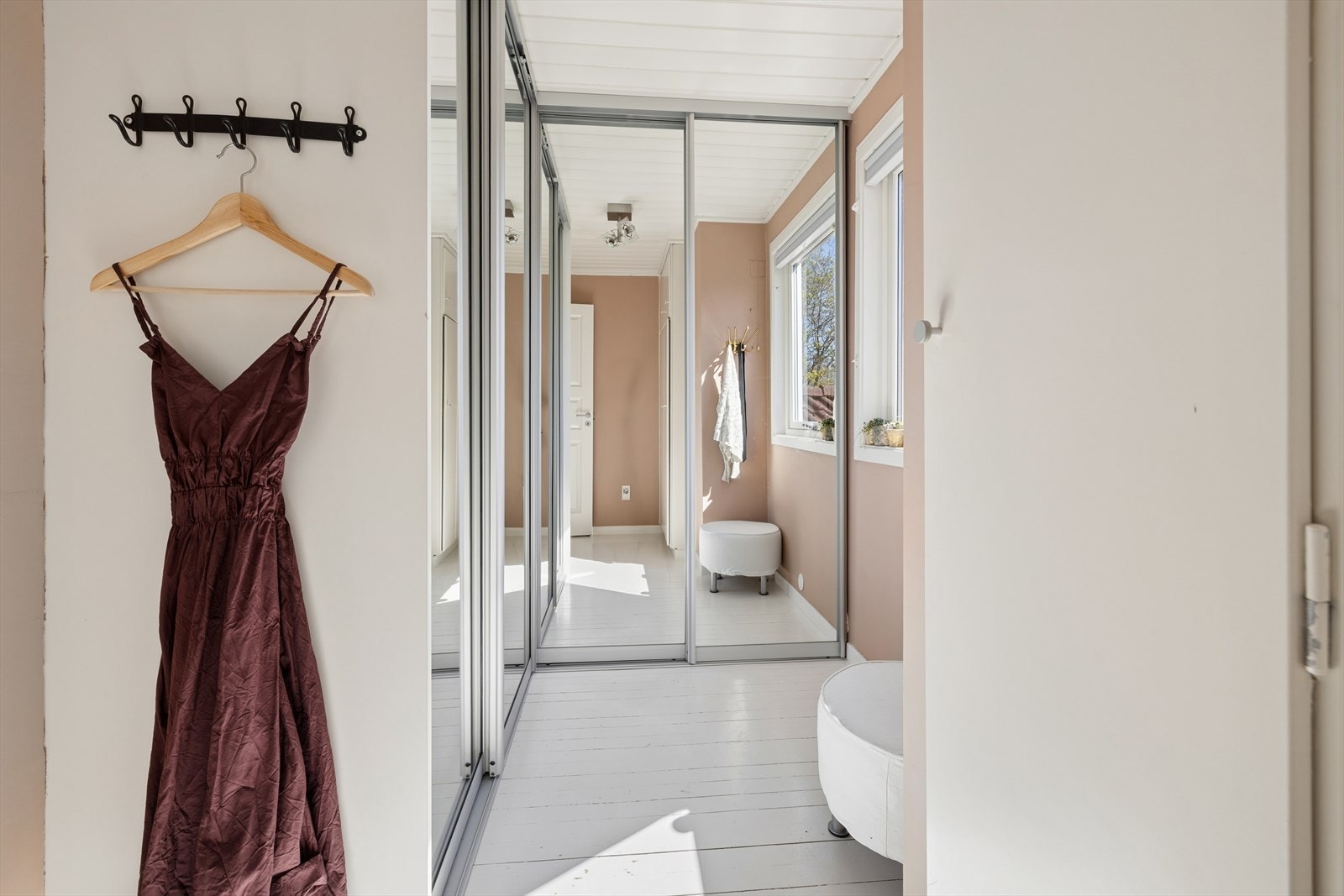 Praktisk walk-in closet med god lagringsplass. Tidligere et 3. soverom oppe. Galleribilde