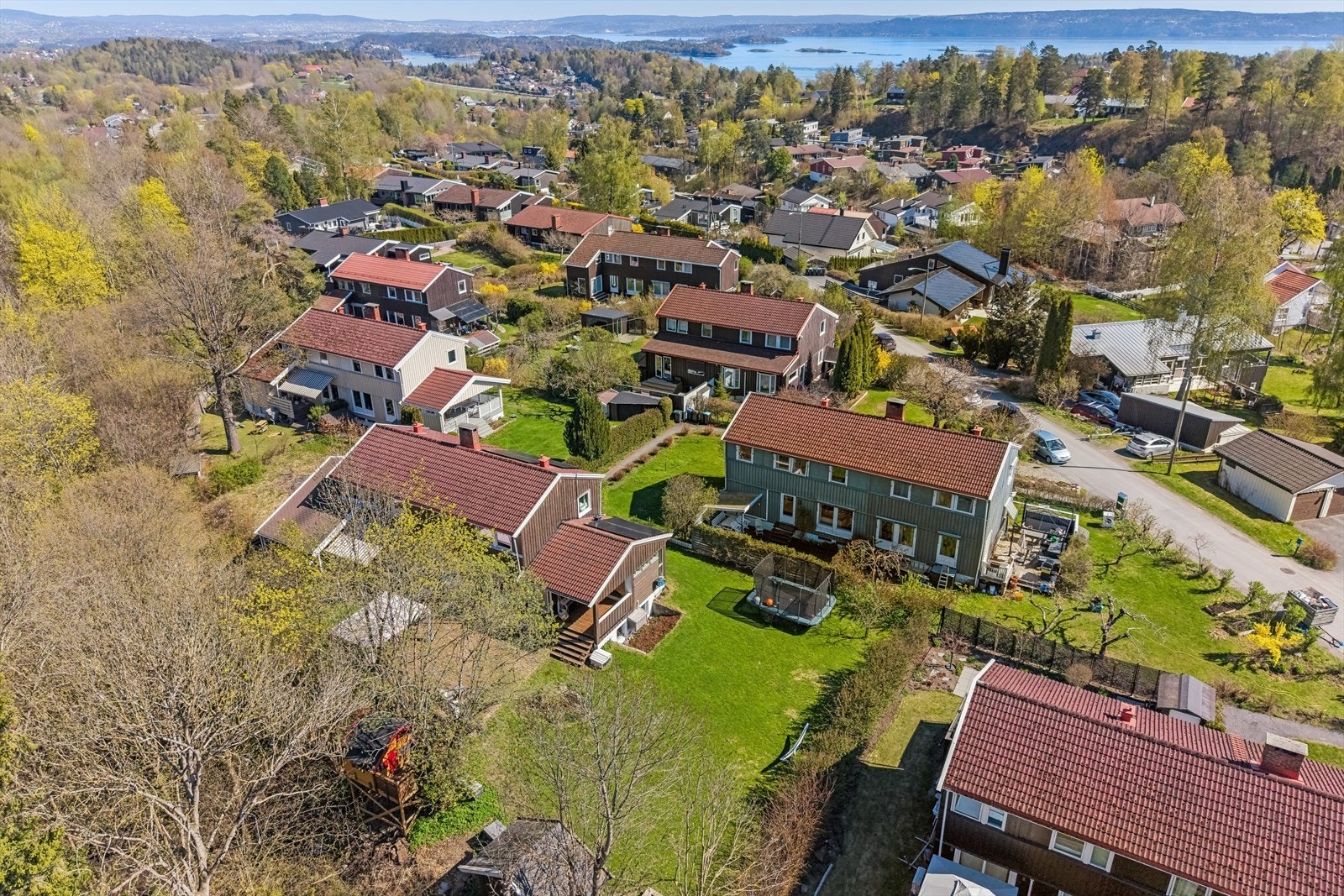 Boligen ligger i et hyggelig og veletablert boligområde på Undelstad. Galleribilde