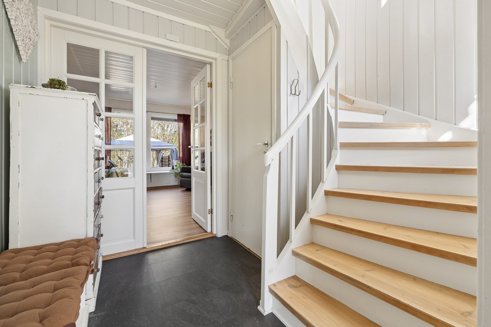 Entré med plass til oppbevaring av yttertøy og sko. Galleribilde