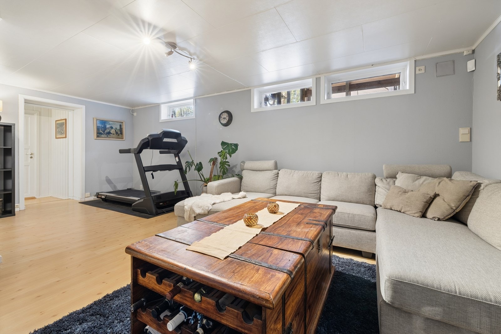 Kjellerstue med vedovn og fleksible bruksmuligheter. Galleribilde