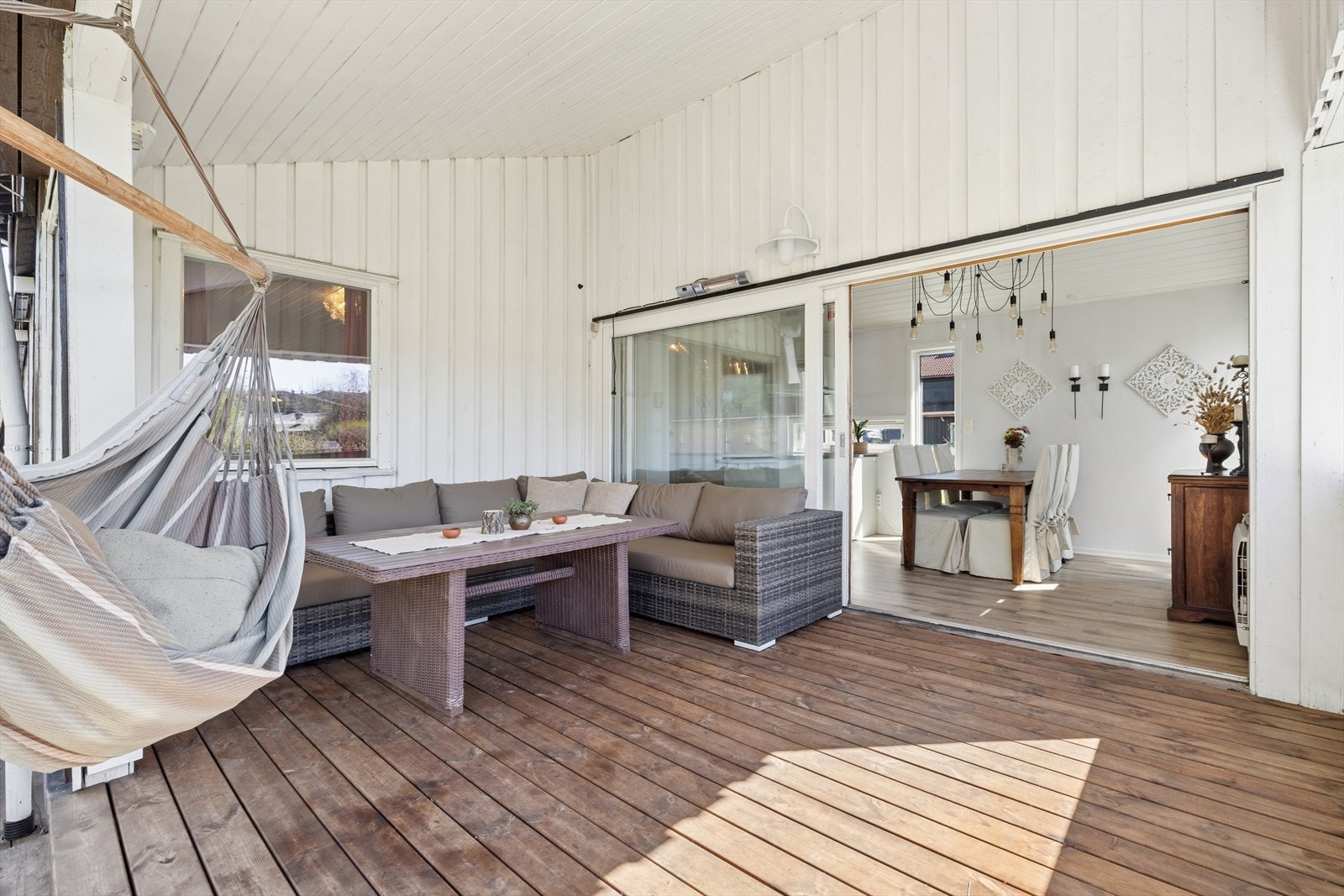 Stor terrasse med god plass til utemøbler og delvis takoverbygg. Galleribilde