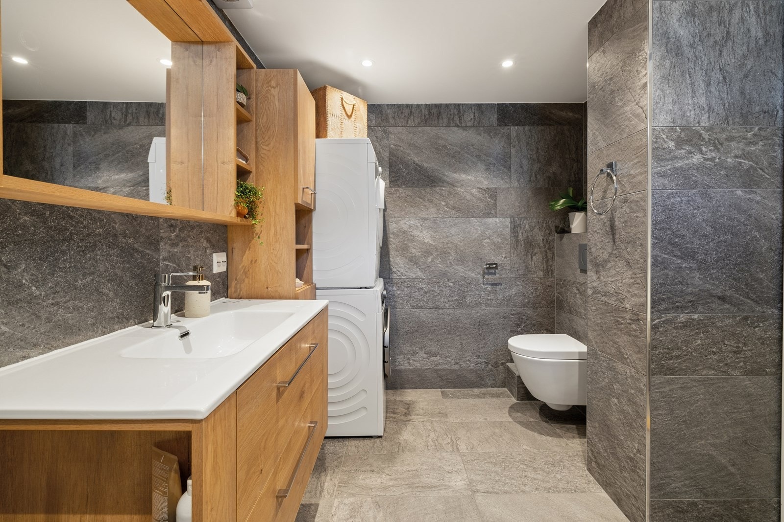 Badet fra 2019 er utstyrt med badekar, vegghengt toalett, servant med innredning og opplegg for vaskemaskin. Galleribilde