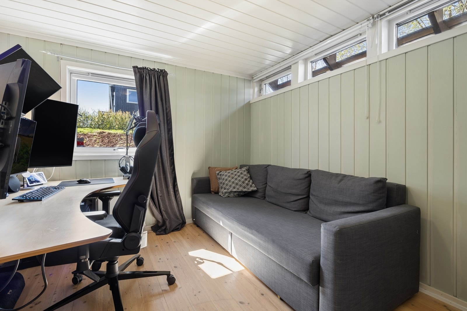 Soverom i kjeller med fleksibel bruk, i dag innredet som hjemmekontor Galleribilde