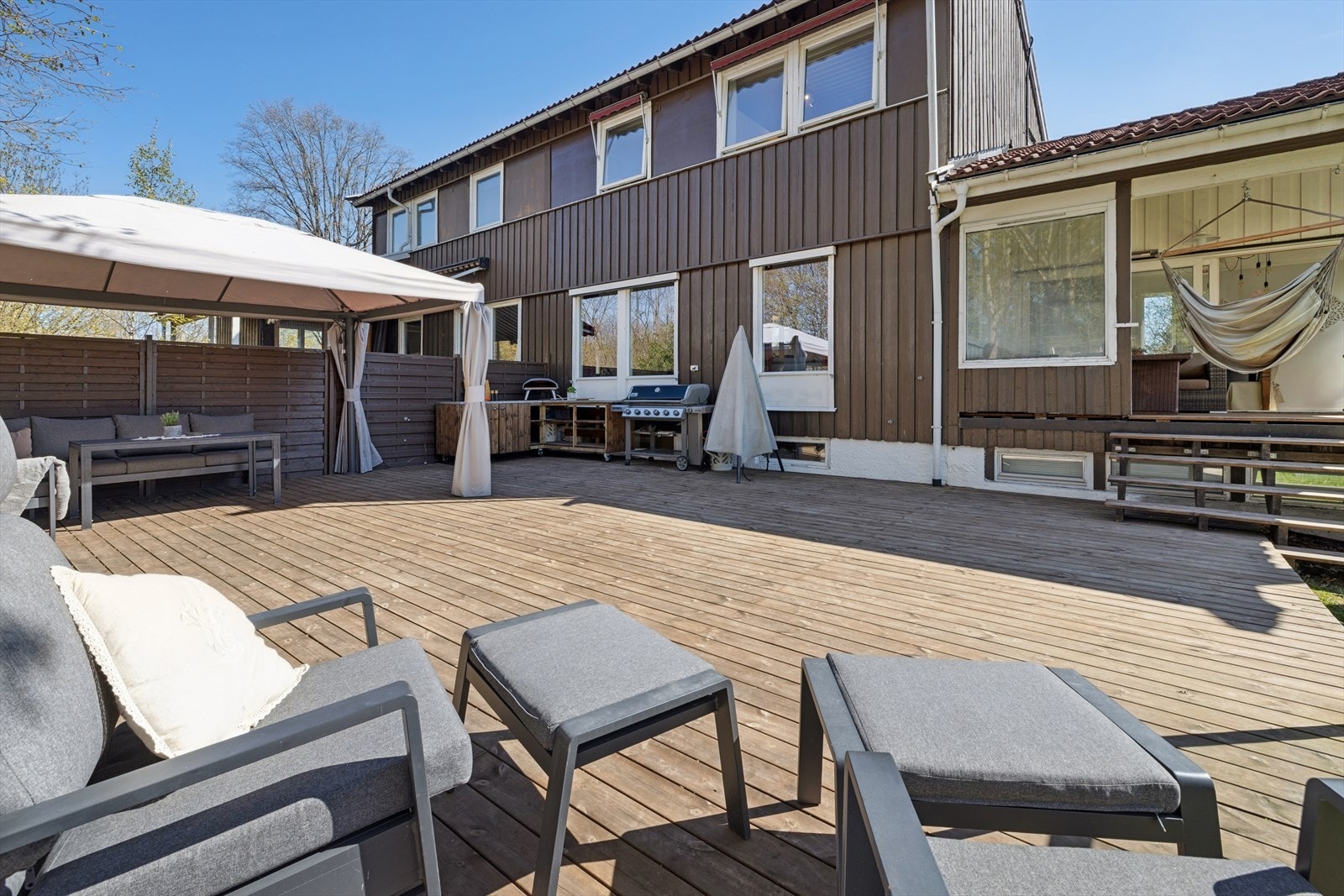 Mange flotte sittesoner både utendørs og på overbygd terrasse. Pergolaen medfølger Galleribilde