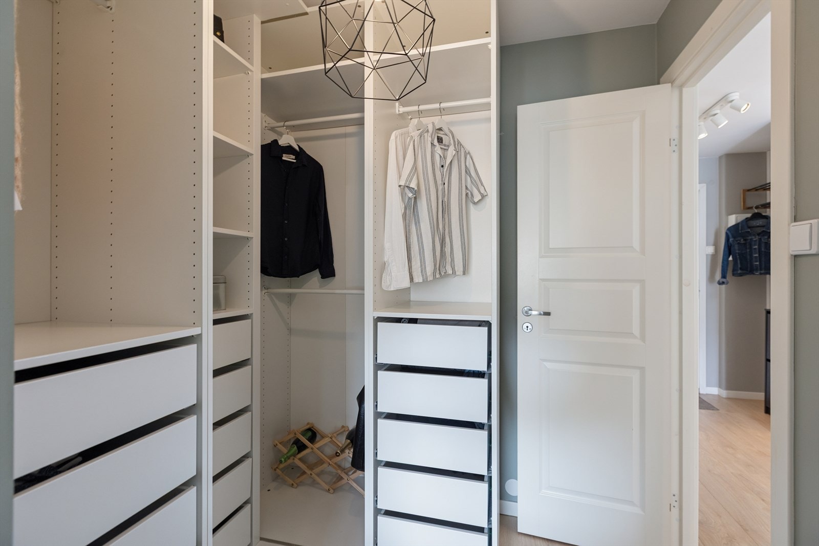 Walk-in-closet med to innganger, både fra stue og soverom. Galleribilde