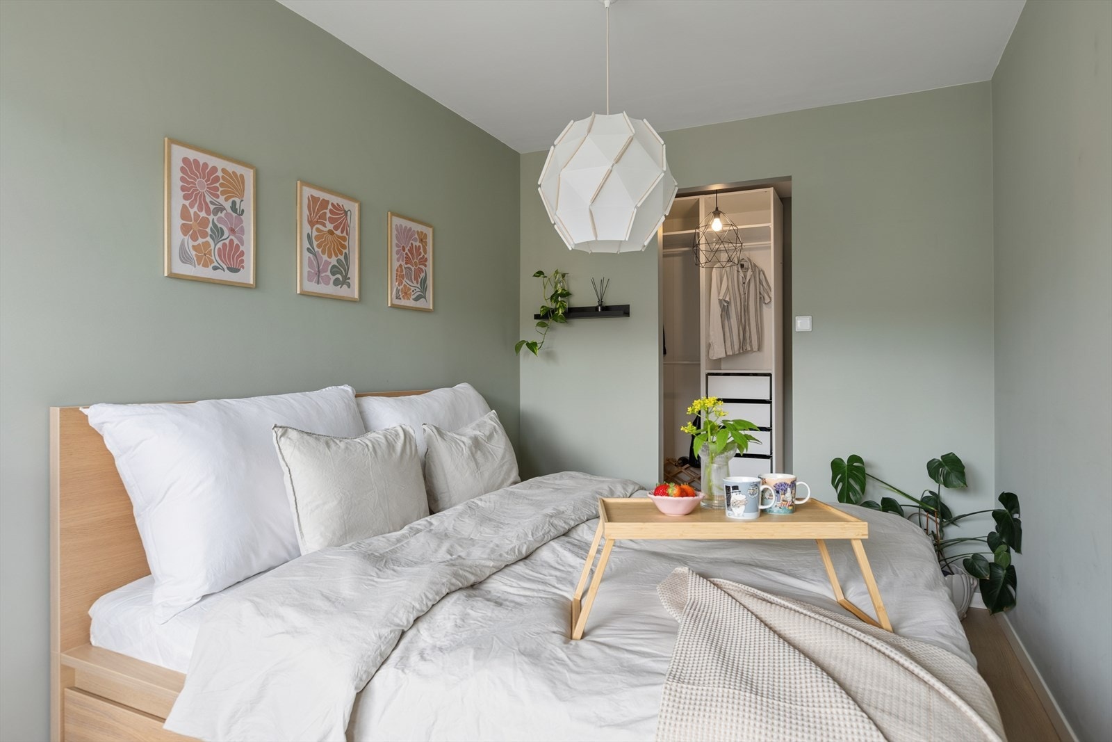 Leiligheten har et luftig soverom. Soverommet har god plass til en stor dobbeltseng, kommode, tilhørende møblement og inngang til walk-in-closet. Galleribilde