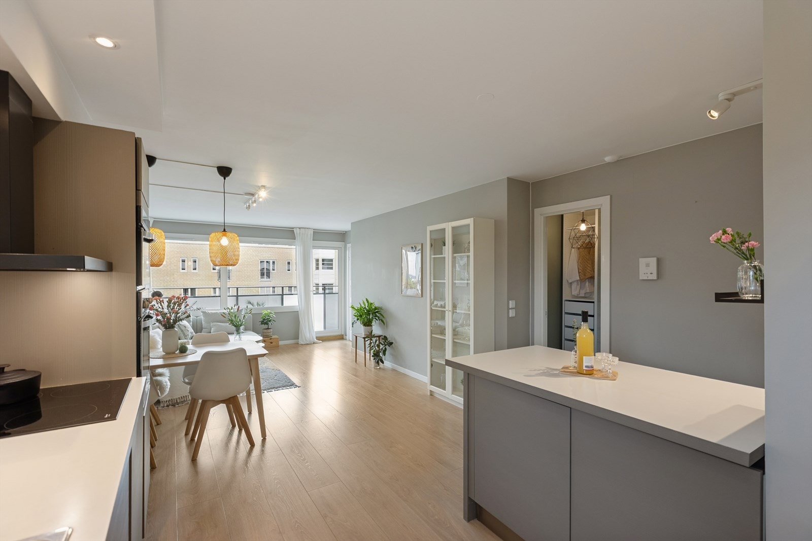 Stuen har en åpen og luftig planløsning som gjør det enkelt å innrede de ulike sonene etter eget ønske. De store vindusflatene sørger for et godt lysinnslipp. Galleribilde