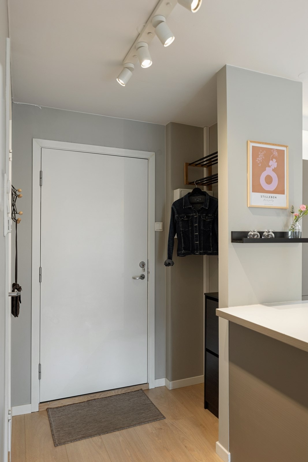 Du ønskes velkommen inn i en lys og innbydende entrè. Gangen er innredet med praktisk løsning for oppheng og oppbevaring av yttertøy og sko. Galleribilde