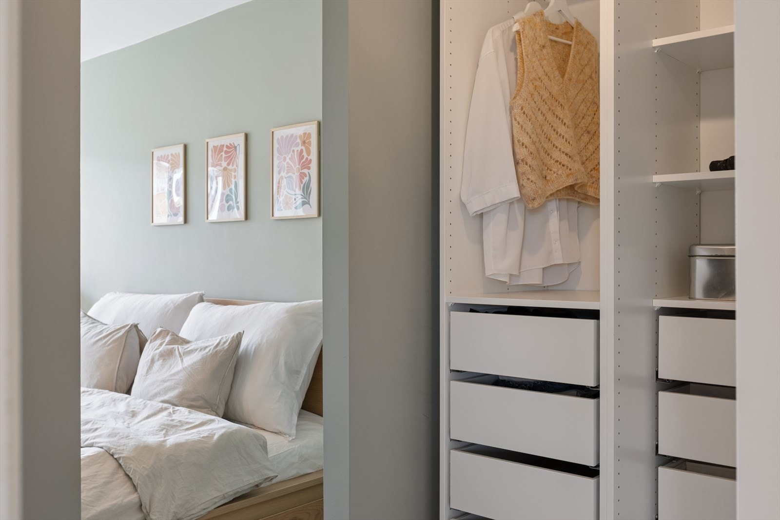 Walk-in closet gir god oppbevaringsplass Galleribilde
