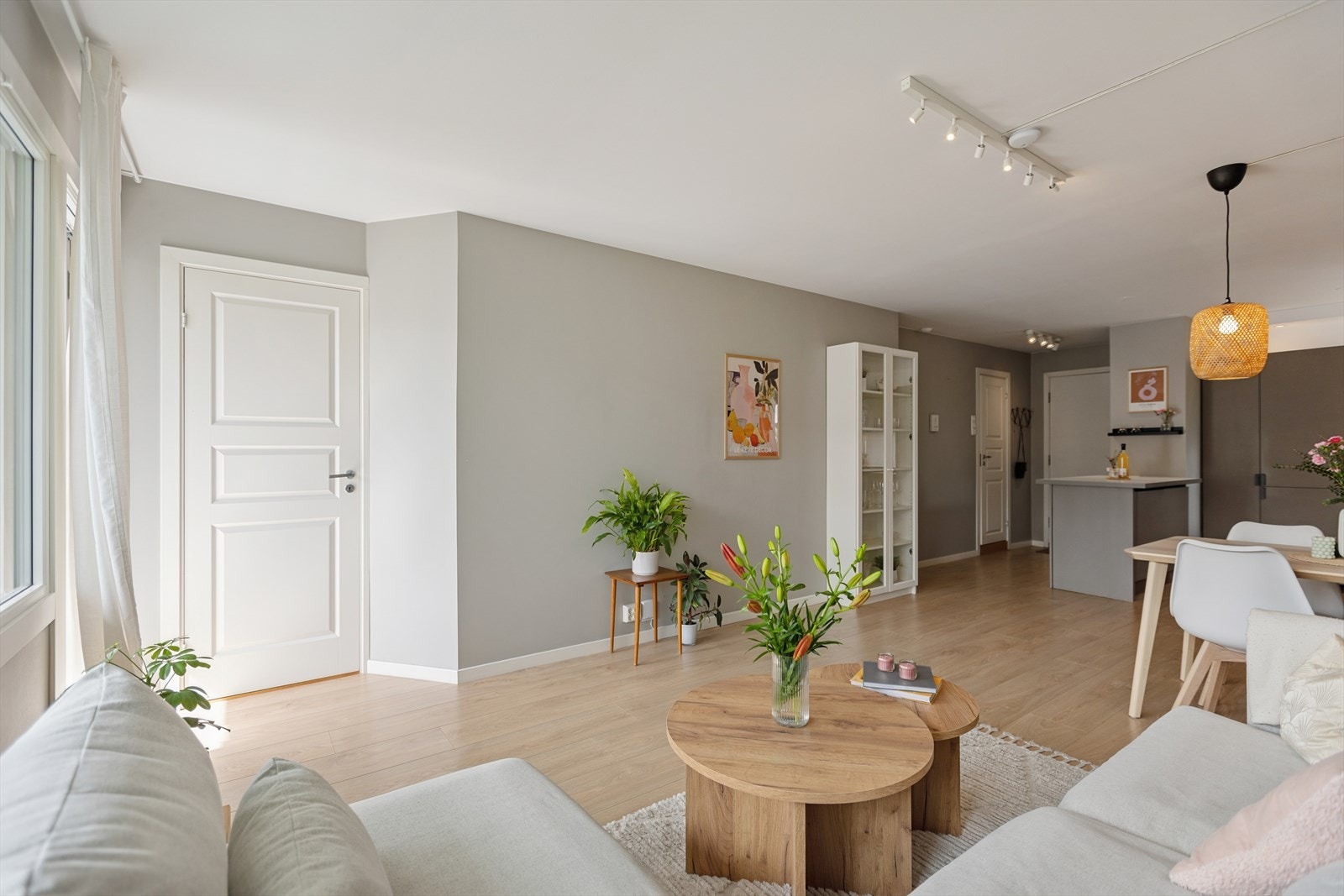 Leiligheten fremstår lys og moderne med lyse overflater og delikate farger. Galleribilde