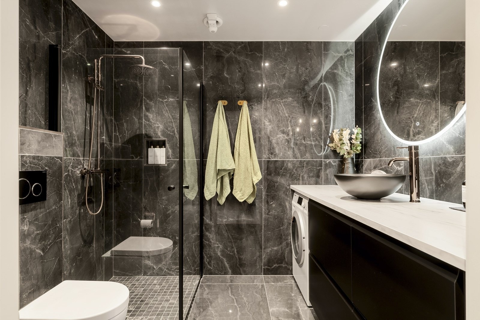 Badet er praktisk plassert ved soverommene, og ble pusset opp med en moderne finish i 2023. Galleribilde