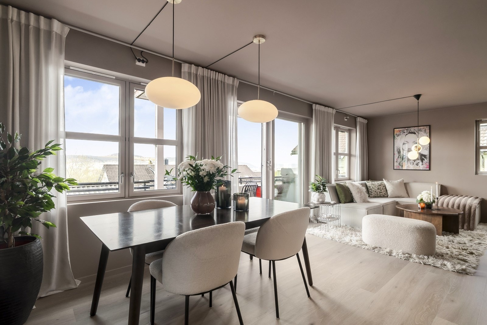 Spisebordet har funnet sin naturlige plass mellom kjøkken og stue, og fungerer perfekt som bindingsledd mellom sonene. Galleribilde