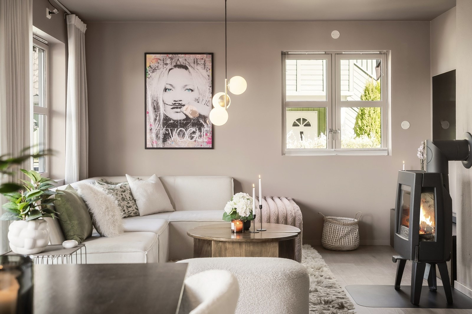Dette er en moderne og harmonisk vertikaldelt tomannsbolig med et BRA-i på 92 m². Galleribilde