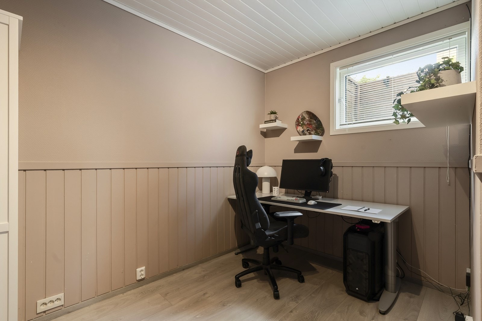 Godkjent rom for varig opphold som idag er innredet som kontor. Galleribilde