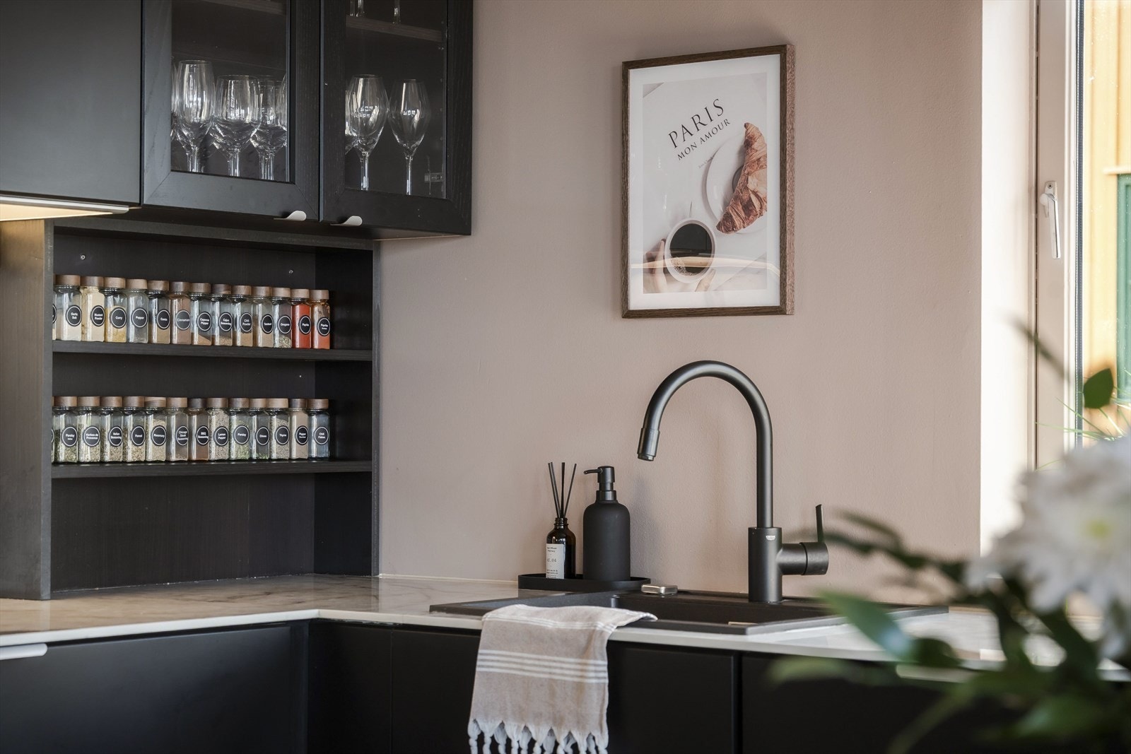 Ingenting er overlatt til tilfeldighetene, og alle detaljer glir sømløst inn. Galleribilde