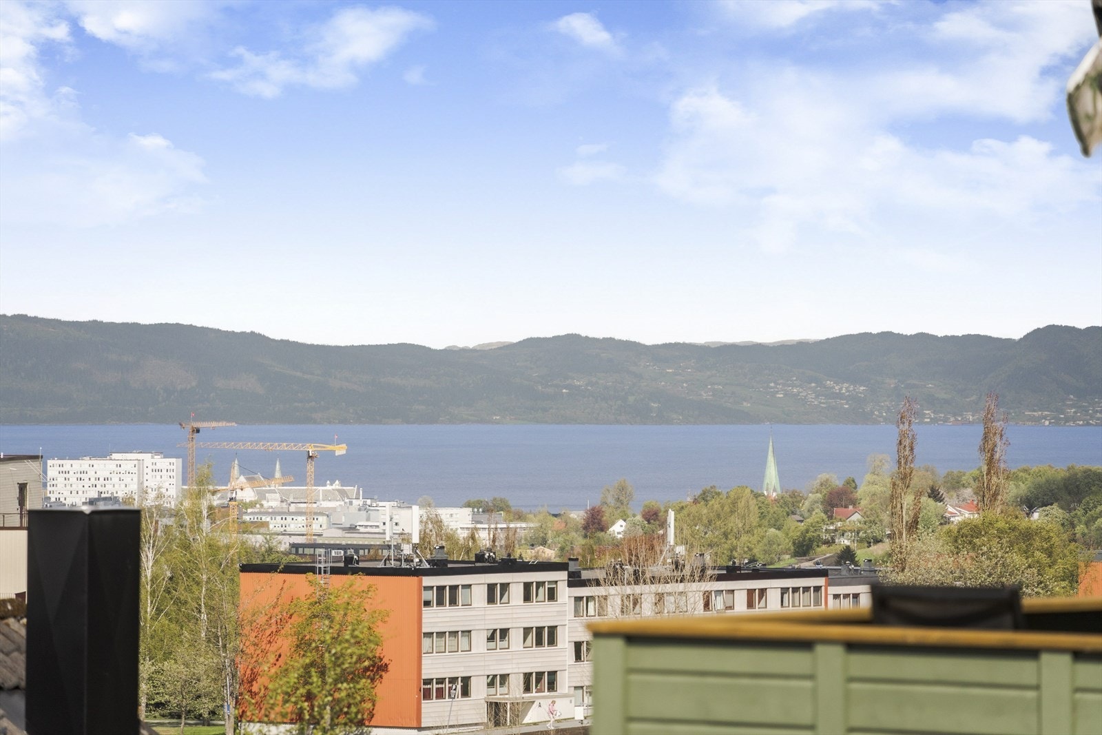 Balkongen tilbyr en herlig utsikt mot Trondheimsfjorden og Fosenalpene! Galleribilde