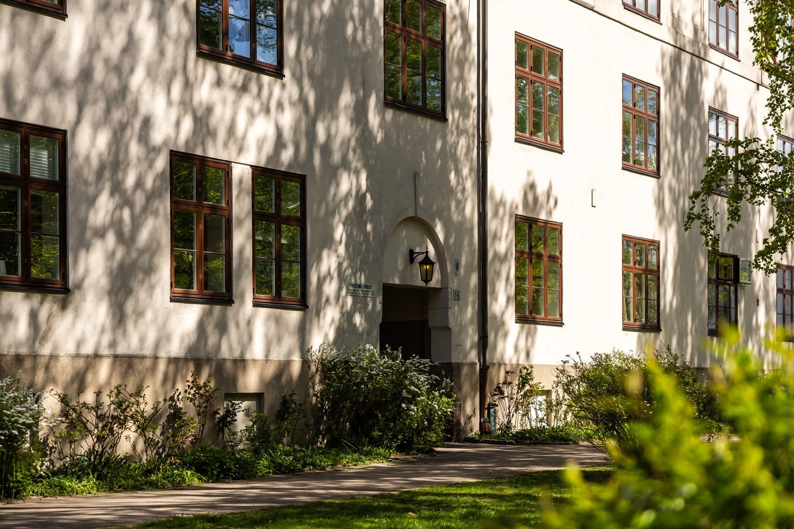 Et levende nærområde med grøntområder, aktiviteter og tilbud for hele familien året rundt. Velkommen til hyggelig visning! Galleribilde