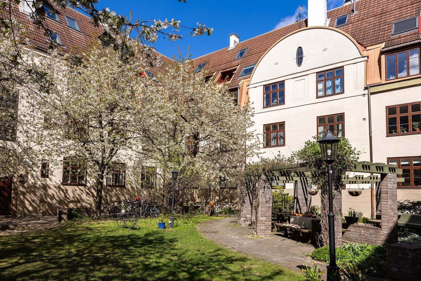 Unik 4-roms leilighet på ett plan med god planløsning og atmosfæren fra et over 100 år gammelt hus - en bolig man sjelden kommer over! Galleribilde