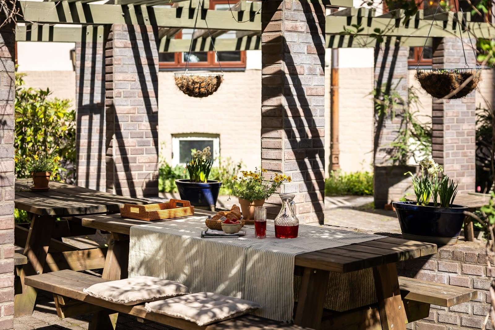 Den idylliske gårdsplassen inviterer til lange sommerdager, grillkvelder og lek på plenen. Galleribilde