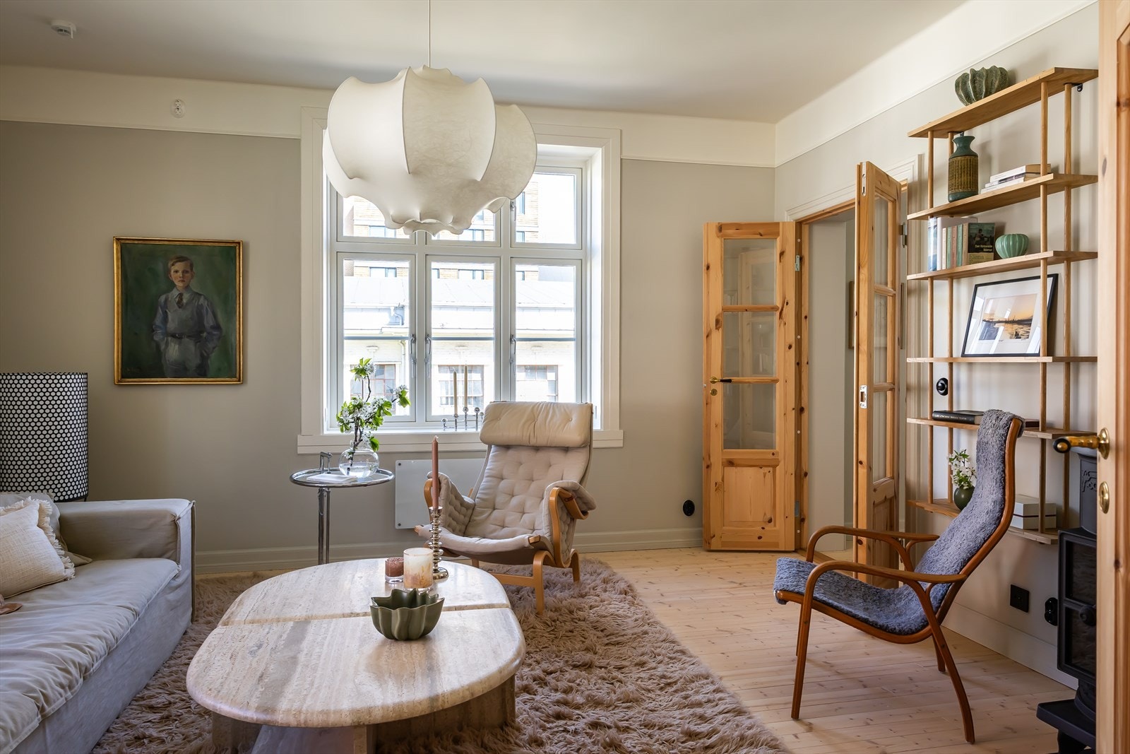 Stuen har en god størrelse med fleksible innredningsmuligheter og store vindusflater som gir rikelig med naturlig lys. Galleribilde