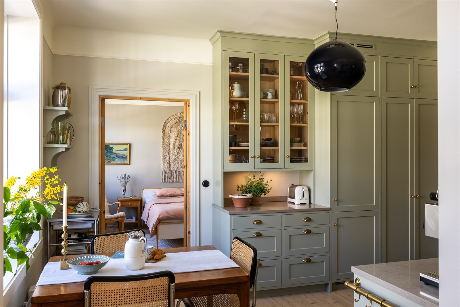 Leiligheten har et spesialdesignet kjøkken fra Nordiska Kök med vitrineskap, detaljer i eikefinér og integrerte løsninger. Galleribilde