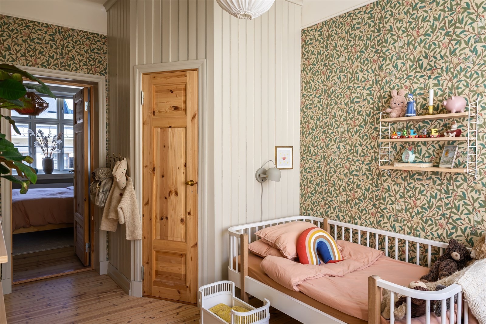 Barnerommet har en god størrelse, walk-in garderobe og en unik tapet som harmonerer vakkert med leilighetens helhetlige stil. Galleribilde