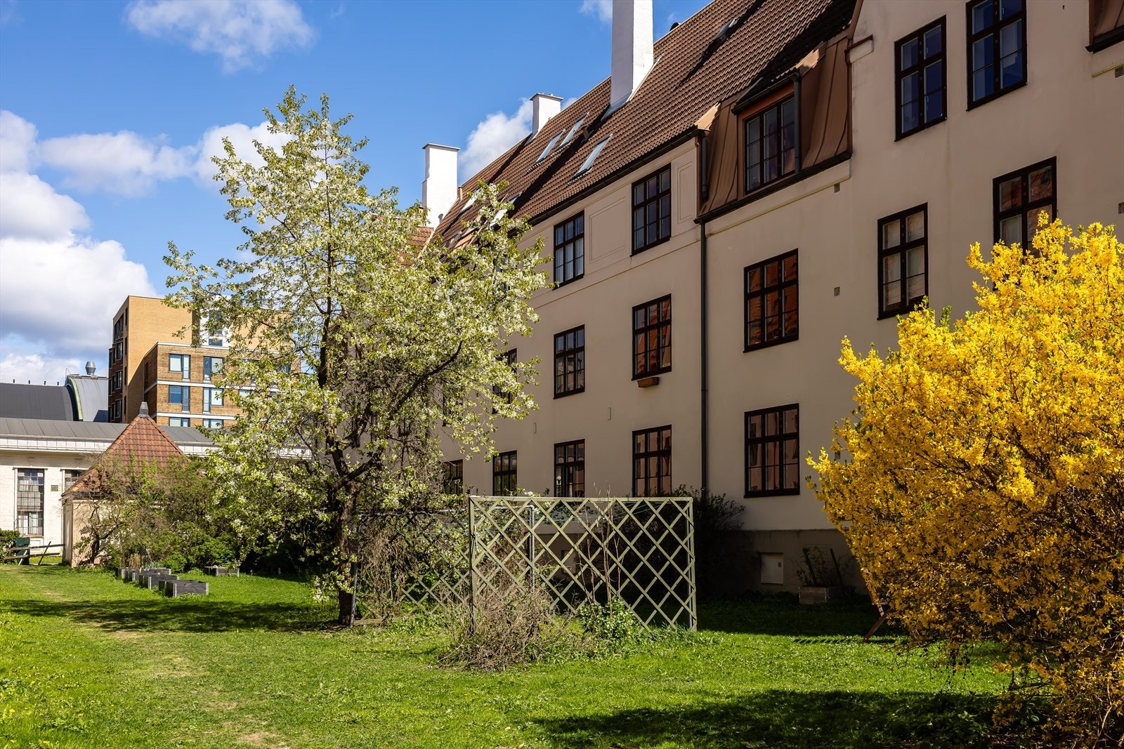 Kort vei til både byliv og naturopplevelser - fra bakerier og vinbarer til marka og skiløyper. Galleribilde
